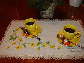 EL TIEMPO ENTRE HILOS Y PINCELES: TAPETE DE MARGARITAS Y TAPETE BORDADO