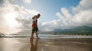 Wallpaper met man en vrouw op het strand