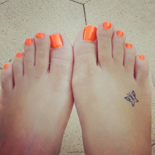 Pequena e Bonita Borboleta no Pé da Tatuagem