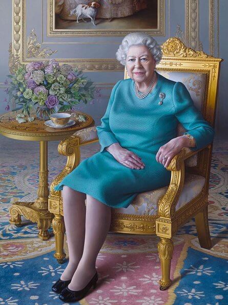 The portrait of the Queen was made by Miriam Escofet. Queen Elizabeth II wore a yellow floral print dress, pearl earrings