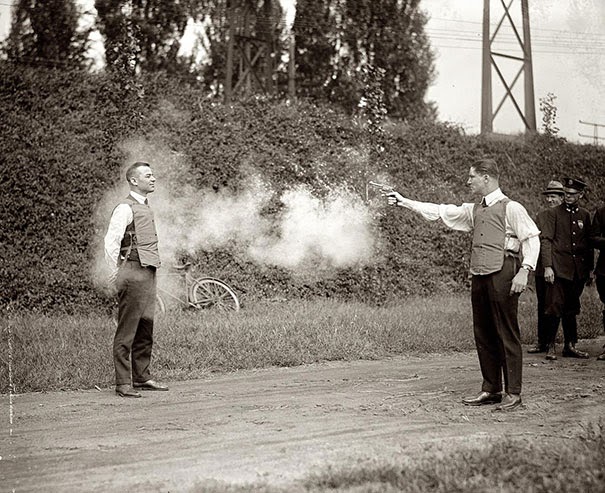 40 Must-See Photos Of The Past - Testing of new bulletproof vests, 1923