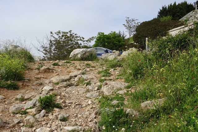 steiniger Weg, Alfa Romeo Giulia, Tête de Chien, Auto hinter Felsen versteckt, Gräser auf beiden Seiten des Trampelpfades
