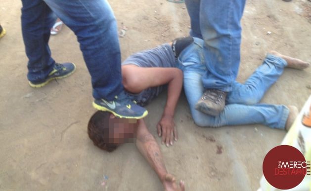 Assaltante é desarmado e agarrado por populares até a chegada da Polícia em Santa Cruz