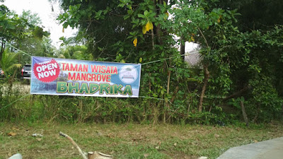 spanduk selamat datang ke taman wisata mangrove yang baru dibuka