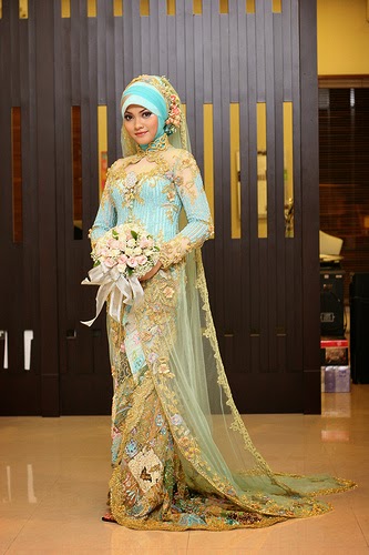 gaun pengantin muslimah biru muda