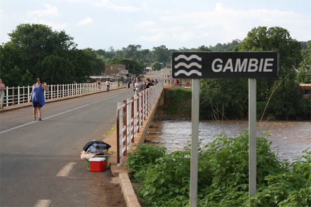 Cruzando el puente sobre el río Gambia (Mako)