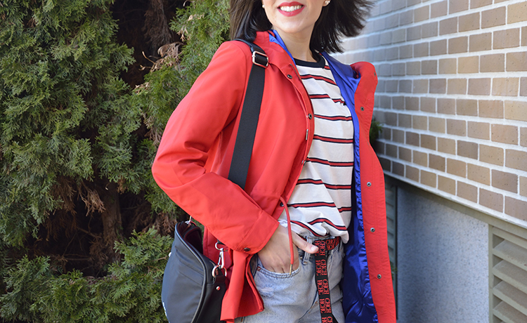trends_gallery_blogger_look_outfit_red_jacket_mom_jeans_navy