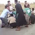 Video: Transportaban un ataúd y se les cayó el muerto