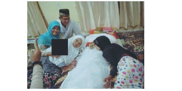 Selfie Tersenyum Ceria Di Sisi Jenazah, Kelakuan Mereka Bikin Malu Umat Islam