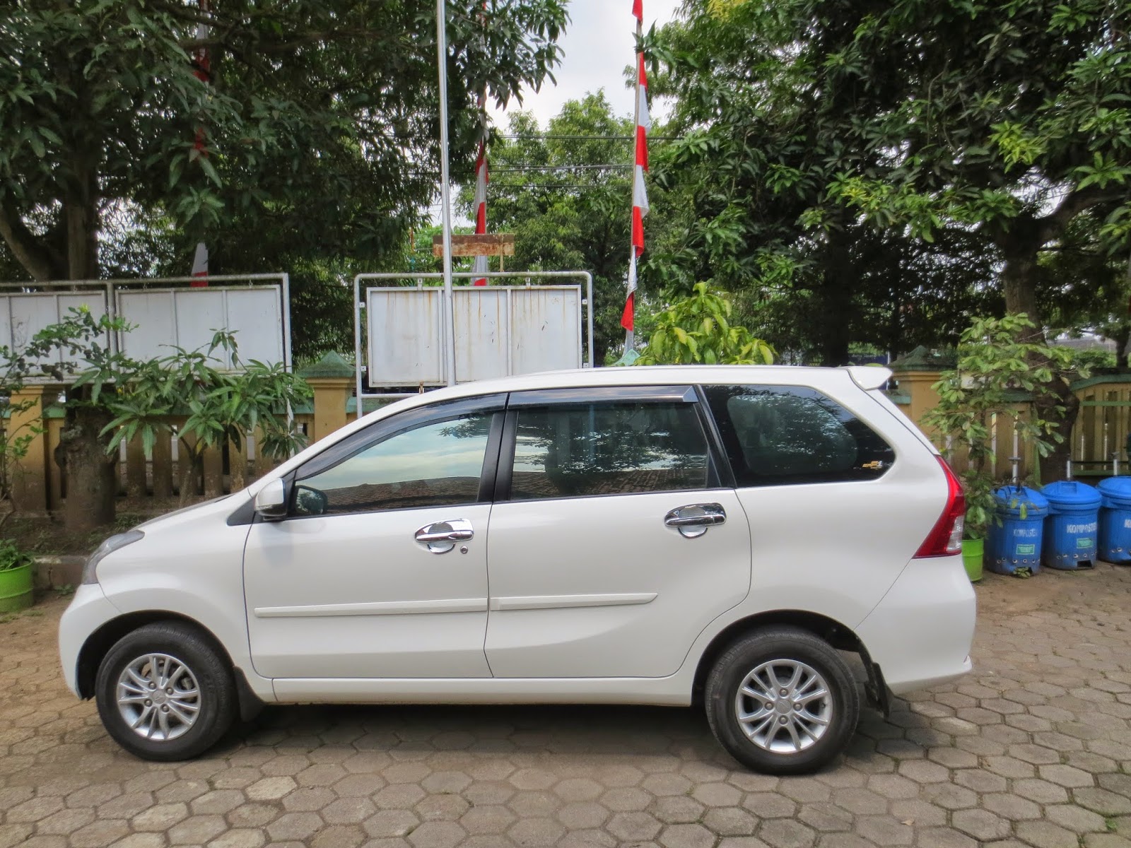 Gambar Wallpaper Mobil Xenia