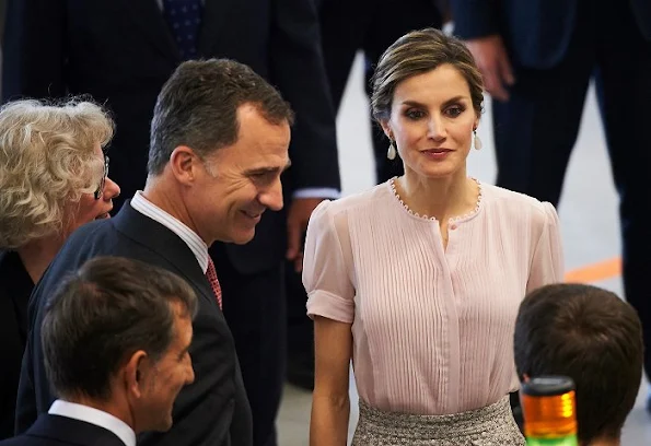 Queen Letizia of Spain visited Navarra, Letizia wure Hugo skirt, Magrit shoes, Tous Jewelery earrings