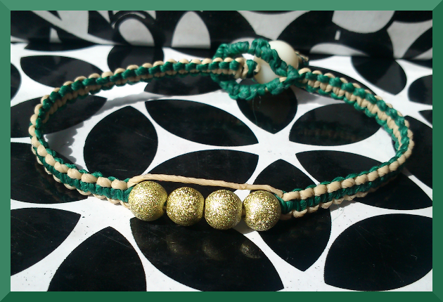 pulsera macrame cuentas y cierre botón