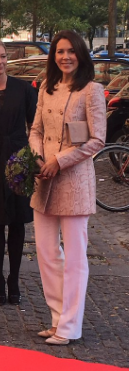 Manteau Stella Mc Cartney / escarpins Gianvito Rossi / pochette Hugo Boss