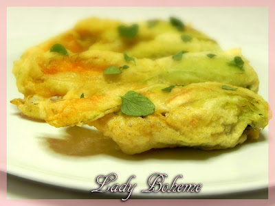 hiperica di lady boheme blog di cucina, ricette facili e veloci. Ricetta fiori di zucca ripieni e fritti in pastella