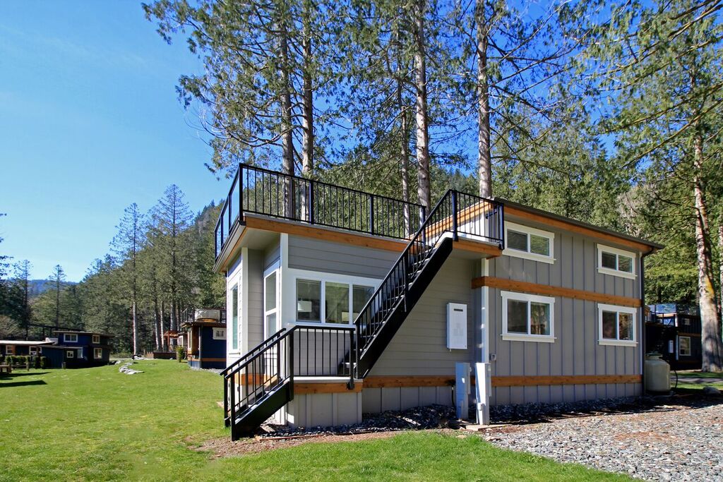 TINY HOUSE TOWN The Bellevue At Wildwood Lakefront Cottage