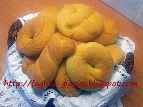 Πασχαλινά κουλούρια βουτύρου - από «Τα φαγητά της γιαγιάς» Πασχαλινά κουλούρια βουτύρου - από «Τα φαγητά της γιαγιάς»