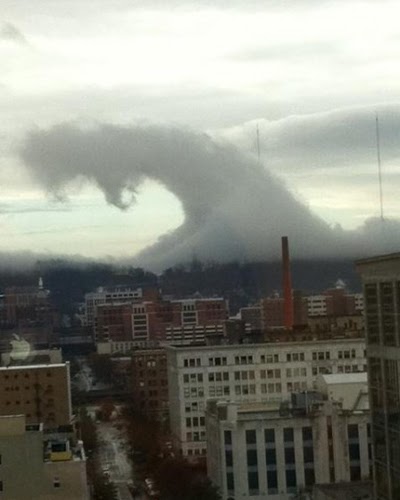  Gambar  awan bentuk tsunami di langit