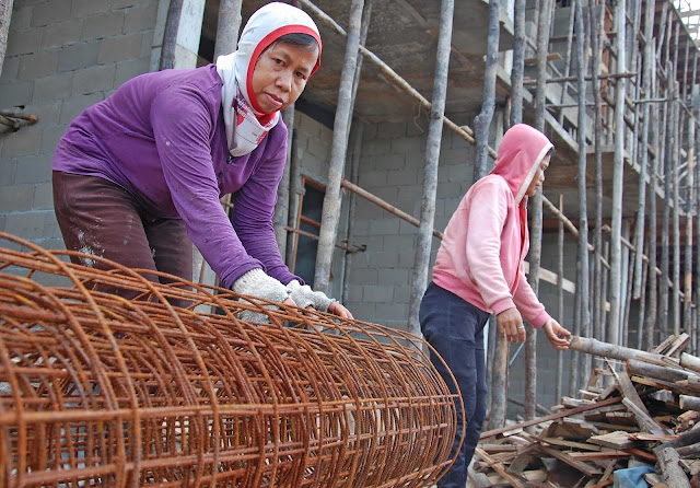 Wanita Bekerja, Wanita Melakukan Ini dan Itu, Tanda Akhir Jaman Semakin Dekat!!