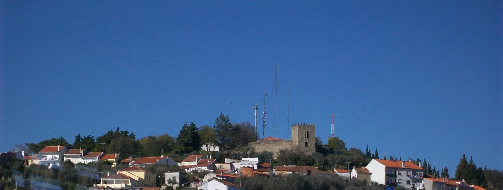 No alto da colina, o Castelo