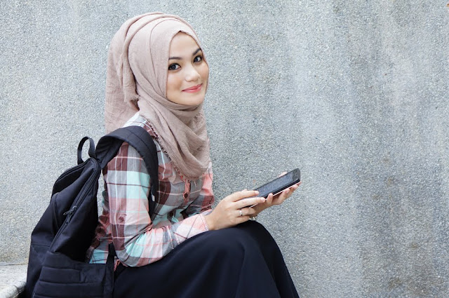 Wanita Bisa Menjadi Hina, Bisa Pula Jadi Mulia Karena Pakaiannya Wanita Bisa Menjadi Hina, Bisa Pula Jadi Mulia Karena Pakaiannya