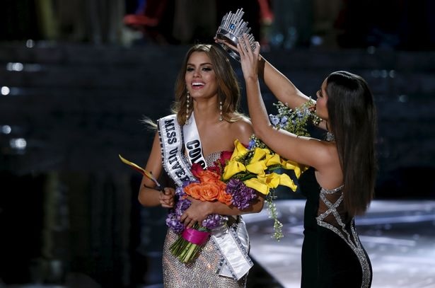 The moment Steve Harvey announces the WRONG Miss Universe winner - and has to hand back crown