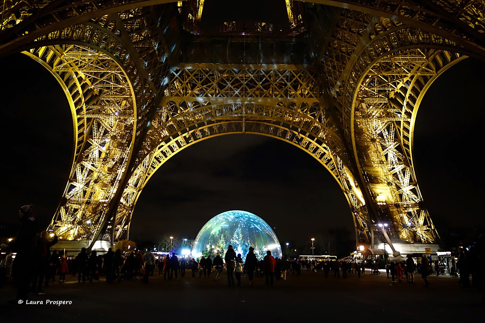 tour eiffel et sa boule de neige 2014 © Laura Prospero - illuminations Pierre Bideau