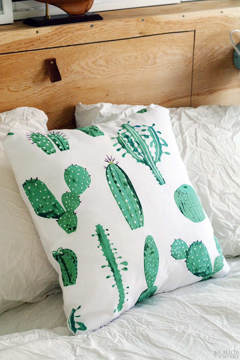 Kaktuskudde, sydd av Alicia Sivertsson. aliciasivert alicia sivert sivertsson sy sömnad sytt skapa skapande diy do it yourself kudde kuddar pillow cushion sew sewing sypeppen kaktus kaktusar tyg återbruk stuv stuvbit återbruksmaterial kaktusmönster mönster mönstrat hem inredning heminredning sovrum home interior interiour