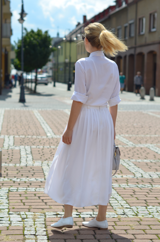 Biała spódnica z białą koszulą i białymi oksfordkami; white skirt with white blouse and white oxford shoes