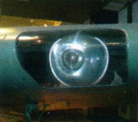 посадочная фара в передней кромке левой консоли 
