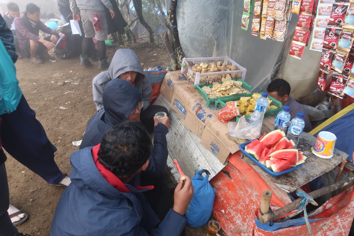 Sevilla�s Area: Ada Apa di Puncak Gunung Gede?!