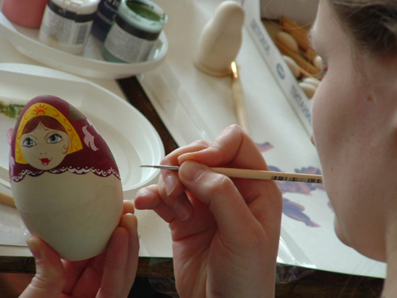 Мастер класс по росписи матрешки для детей. Мастер класс по росписи матрешек. Мастер расписывающий матрешку. Роспись матрешек мастер класс. Мастер расписывающий матрешку.
