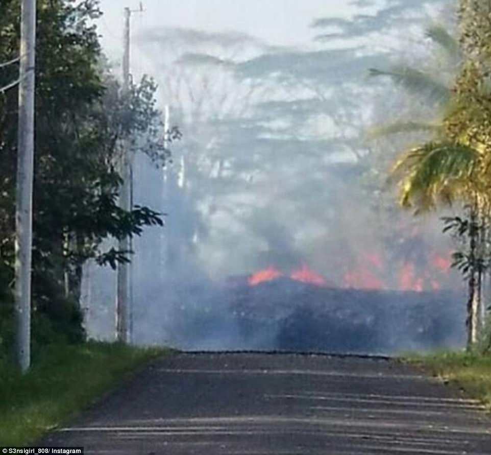 Anehnya dinding lava yang berapi-api terlihat di ujung jalan di Leilani Estates di mana pihak berwenang telah memerintahkan warga untuk pindah