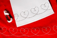 patrón de bordado de corazones para vestido de niña