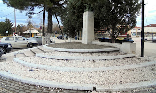 το μνημείο πεσόντων στο Άργος Ορεστικό