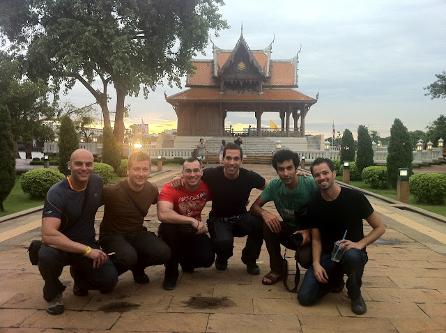 Con Ali y Reuben cerca del río Chao Praya Con Ali y Reuben cerca del río Chao Praya