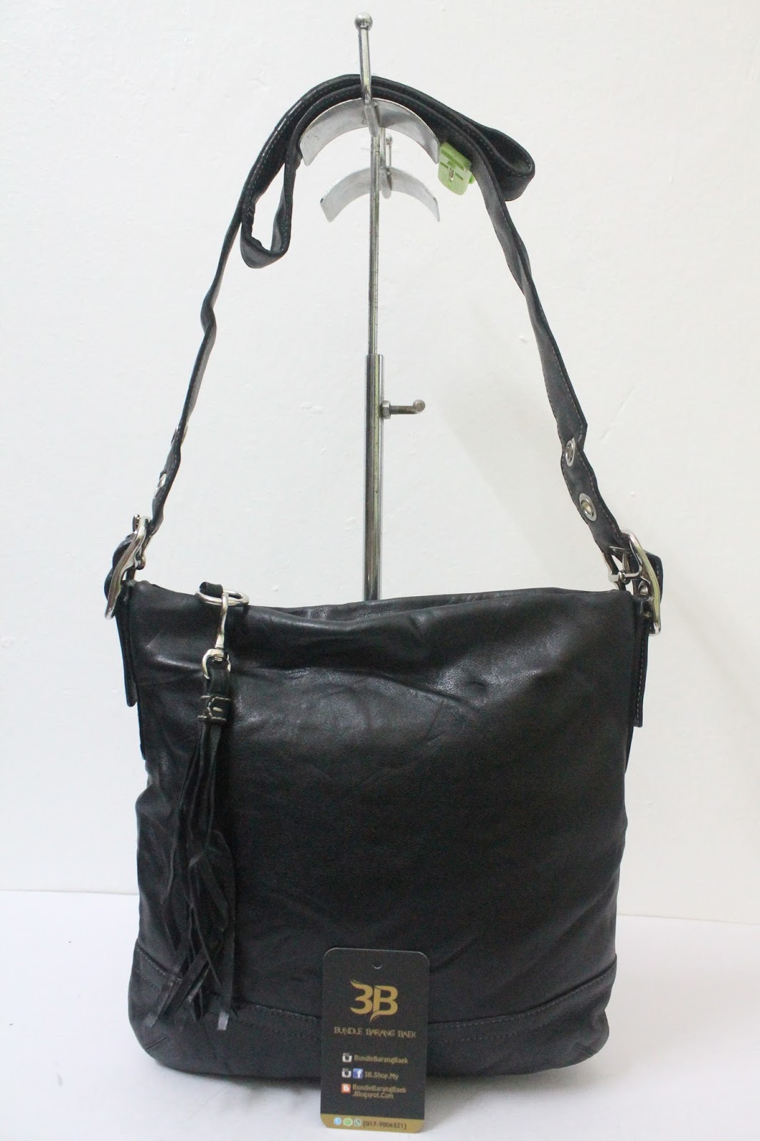 BUNDLEBARANGBAEK: Authentic COACH Leather Crossbody bag.