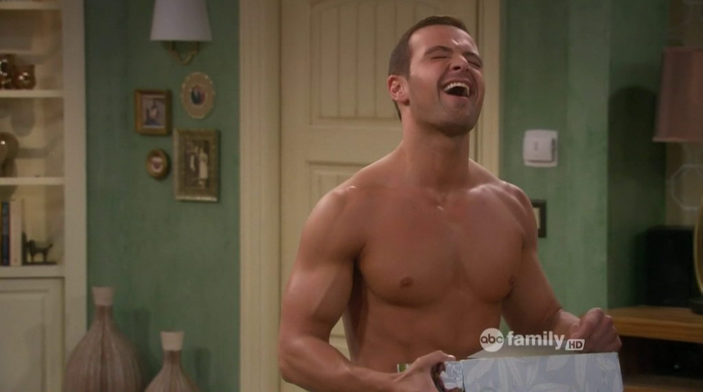 Joey Lawrence Shirtless in Melissa & Joey s2e04.