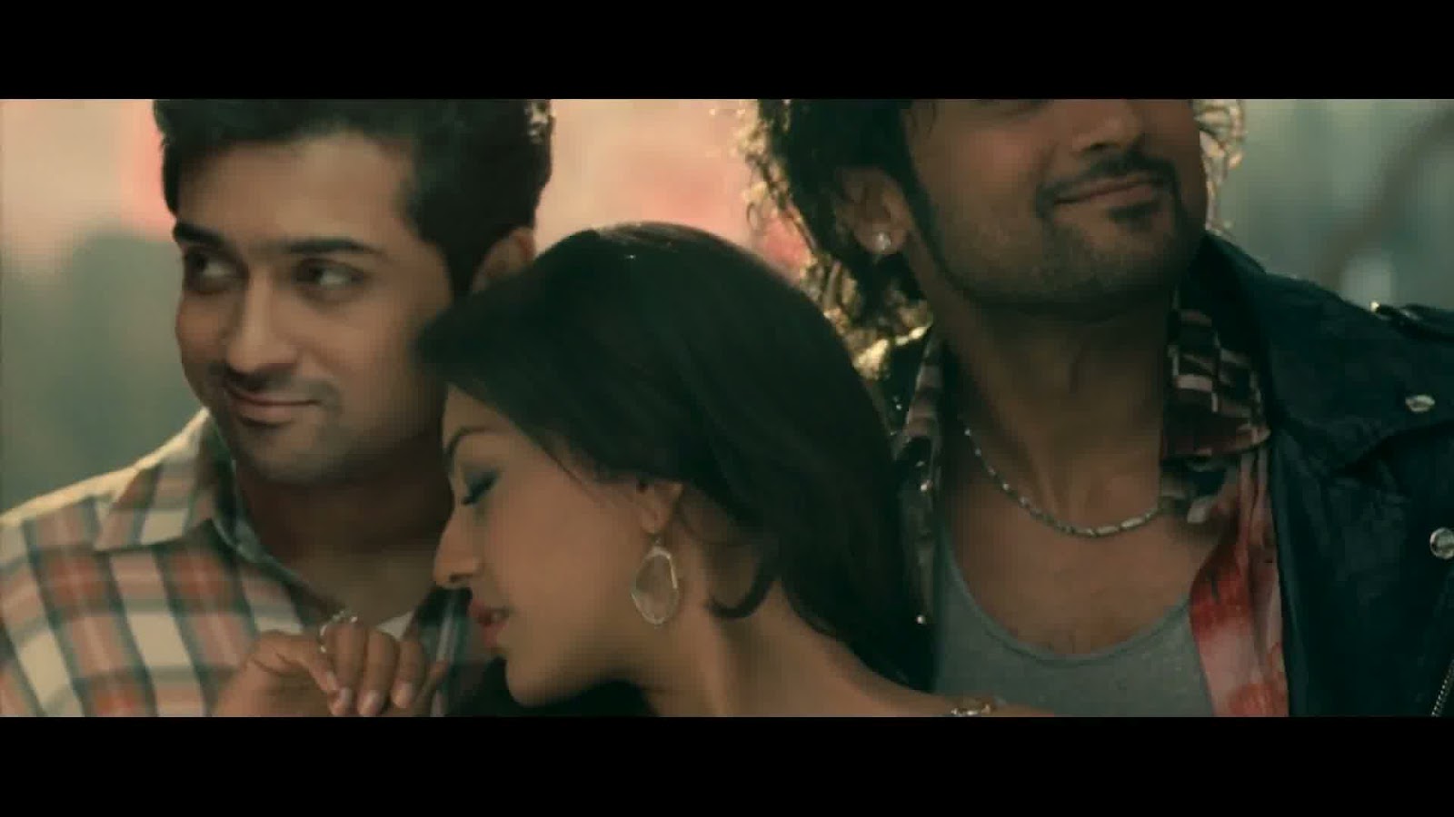 South Actress Kajal Agarwal In Maatran Trailer With Suriya Hotpose