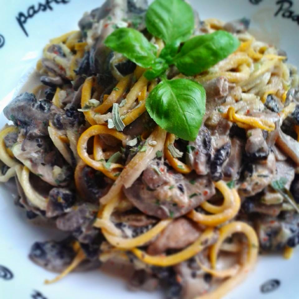 Vegetarisch und Vegan abnehmen: Zucchinipasta mit Champignonsoße (vegan ... Vegetarisch und Vegan abnehmen: Zucchinipasta mit Champignonsoße (vegan ...