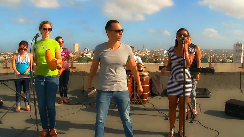 Abel Maceo y su Grupo - ¨Que buena vida de que¨ - Videoclip - Dirección: Marilin Cisneros. Portal Del Vídeo Clip Cubano - 03 Abel Maceo y su Grupo - ¨Que buena vida de que¨ - Videoclip - Dirección: Marilin Cisneros. Portal Del Vídeo Clip Cubano - 03