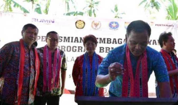 Pemerintah Resmikan BBM Satu Harga Di SBB Ambon, Malukupost.com - Direktur Jenderal Minyak dan Gas Bumi Kementerian ESDM Ego Syahrial meresmikan SPBU mini yang merupakan Program BBM Satu Harga di Dusun Wailey, Desa Latu, Kecamatan Amalatu, Kabupaten Seram Bagian Barat (SBB), Maluku, Senin (2/10). Peresmian SPBU mini itu dilakukan bersama Kepala BPH Migas M Fanshurullah Asa, Senior Vice President Fuel Marketing & Distribution PT Pertamina (Persero) Gigih Wahyu Hari Irianto, Bupati Seram Bagian Barat M Yasin Payapo, dan anggota Komisi VII DPR Mercy Chriesty Barends.