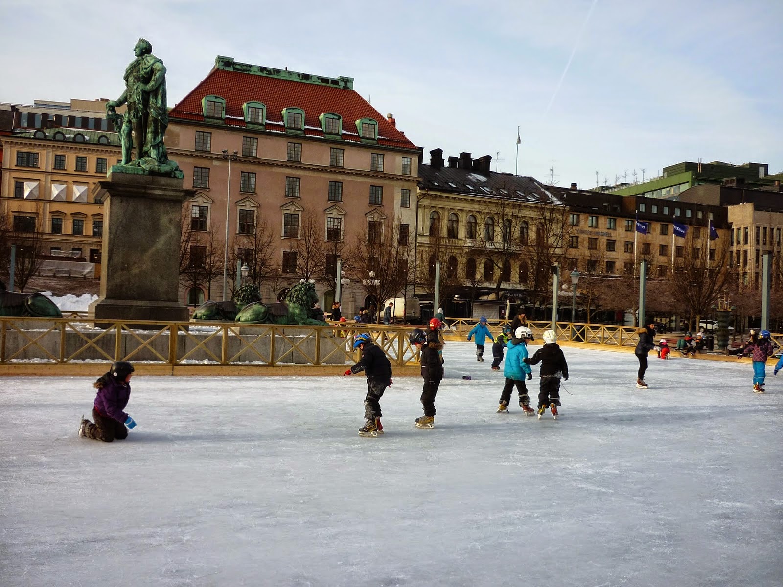Photo d'une patinoire improvisée sur une place dans Stockholm