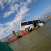 BARRA: Micro-ônibus cai de balsa ao atravessar o Rio São Francisco no trecho Torrinha à Morpará