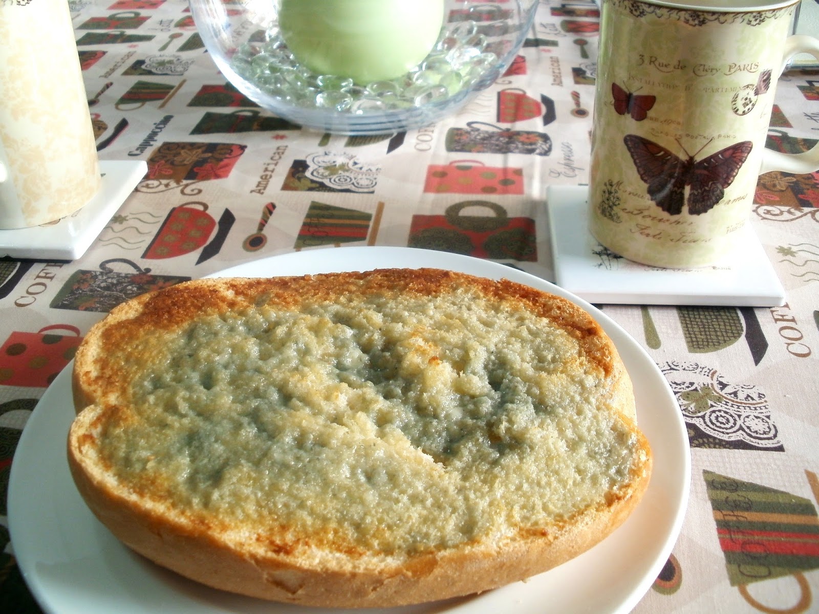 Tostada con queso azul gratinado