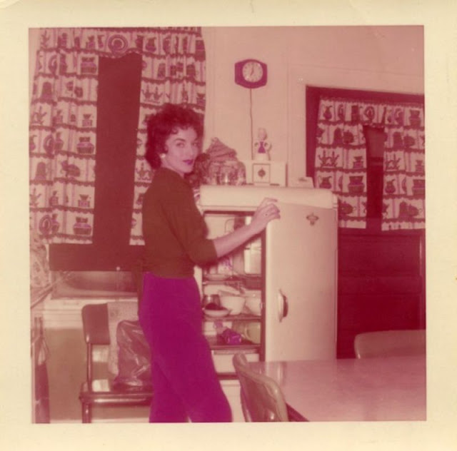 25 Vintage Photos Show What People Often Had in the Refrigerators From