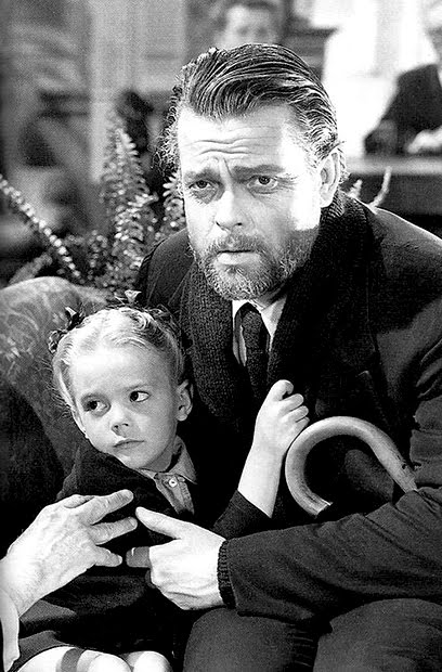 Orson Welles acogió a la pequeña con ternura, pero los ojos maliciosos de María veían algo más.