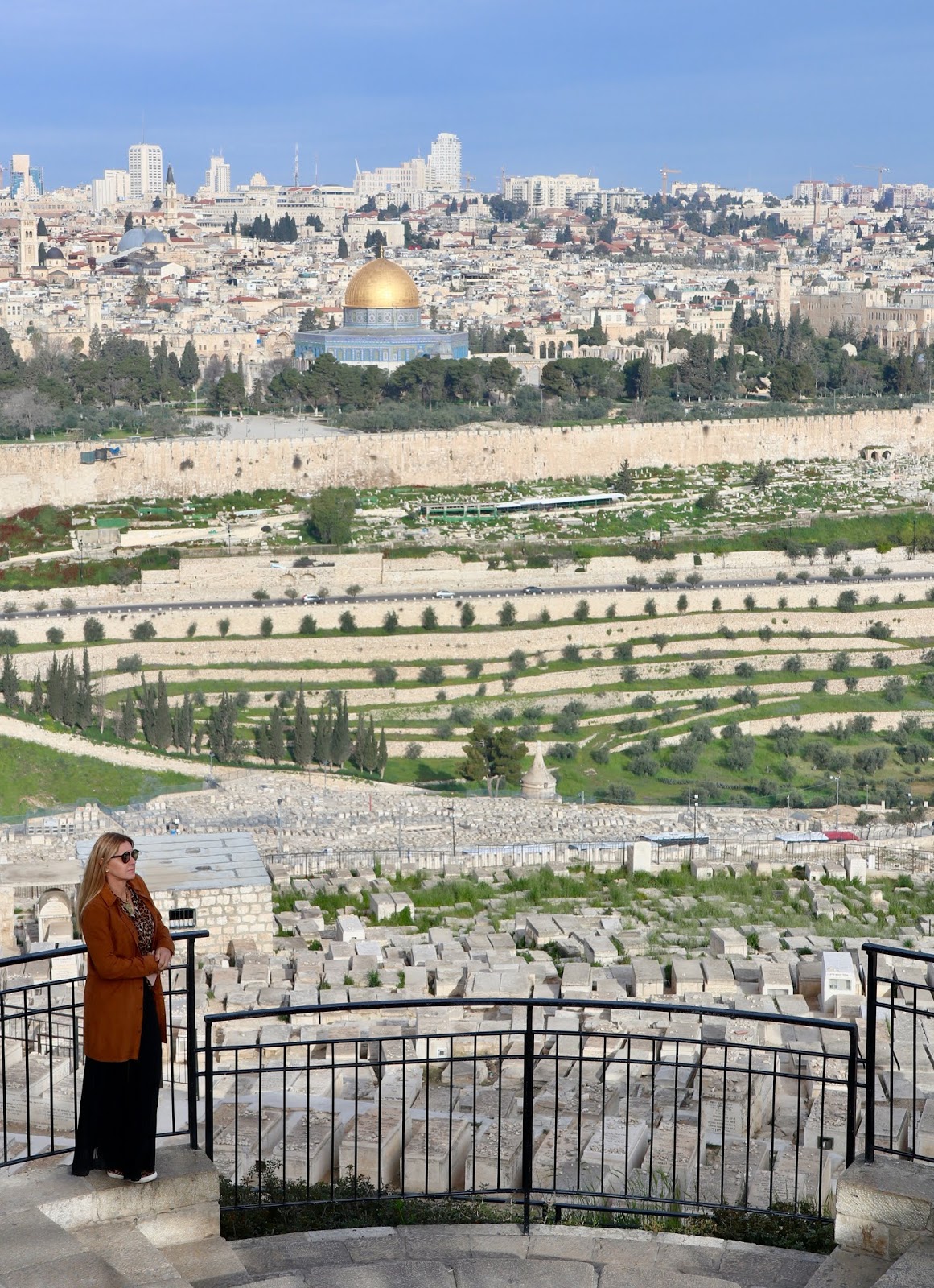 Jerusalém israel 25 de abril o homem judeu reza o muro é o lugar