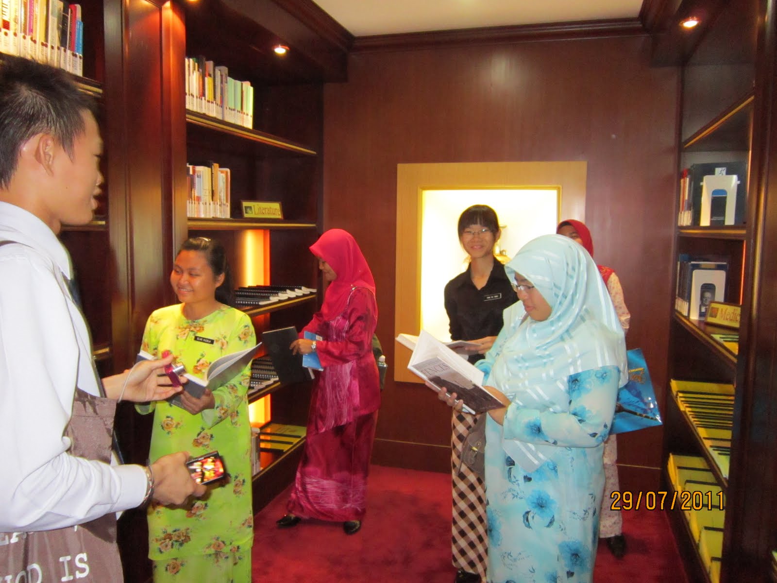 the life of an elve: visit to ums library...