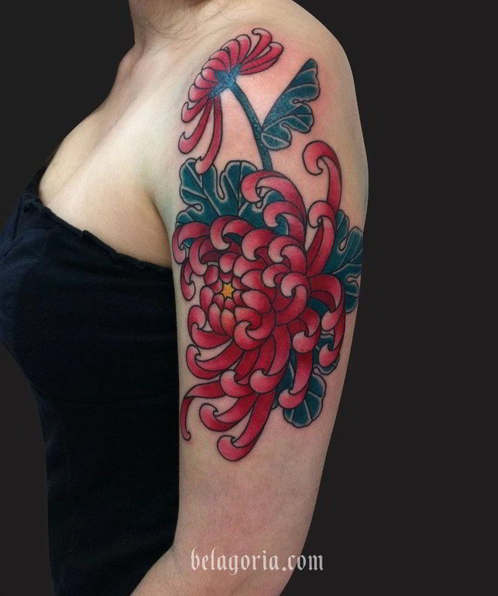 Foto de chica con tatuaje de Crisantemo