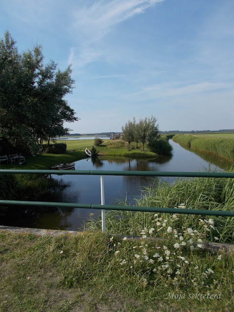 widok na kanał i pola